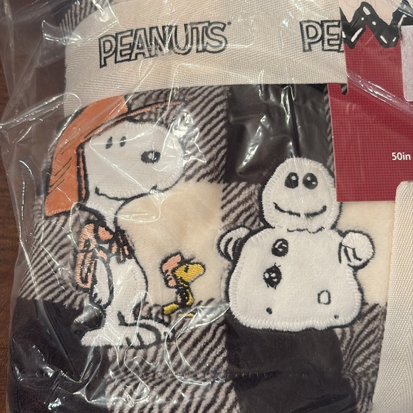 Peanuts Snoopy Throw Blanket - Picture 7 of 11